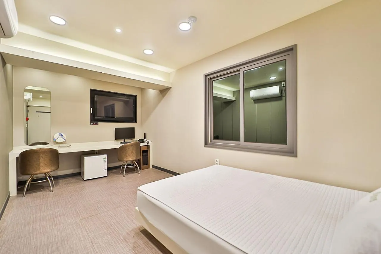Top Motel Busan 2*,